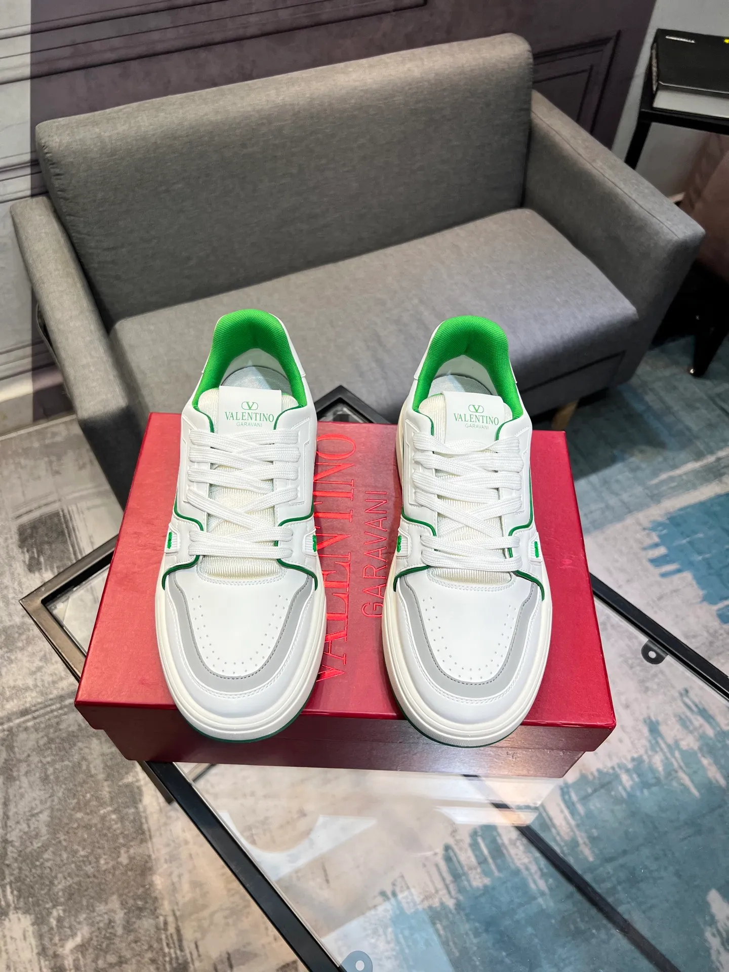 Men's men's shoes 💰660 𝑽𝒂𝒍𝒆𝒏𝒕𝒊𝒏𝒐 Valentino 𝑶𝒏𝒆𝑺𝒕𝒖𝒅 Couple's sneaker series Valentino 2025 latest couple's sneakers, celebrity style, hot sale. The original ZP was purchased and dismantled. Repeated pattern making and modification. I strive to restore the original version 1:1! Top luxury masterpiece, soft and comfortable, combining fashion and leisure, bringing excellent elegant texture and excellent on-foot comfort. Top purchase version upper: imported calfskin surface/original oil edge craftsmanship. Inner: water-dyed cowhide lining. Outsole: original development 𝐓𝐏𝐔 two-color combination outsole. Packaging: original configuration complete package. Code number: 35-44 yards. 34.45 can be customized. Can be customized (self-labeled-no label) order.